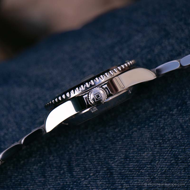 The screw-down crown
